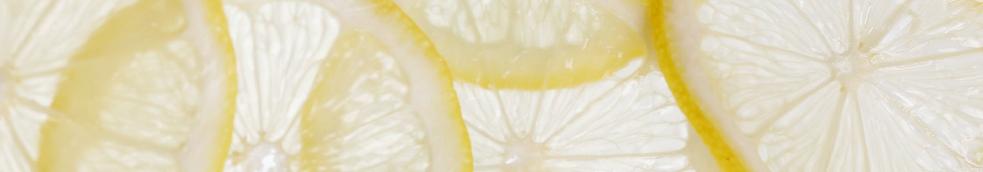 Blick durch eine Schicht aus sehr dünn geschnittenen Zitronenscheiben