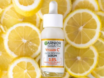 Garnier Vitamin C Serum - Produktabbildung vor einigen Zitronenscheiben