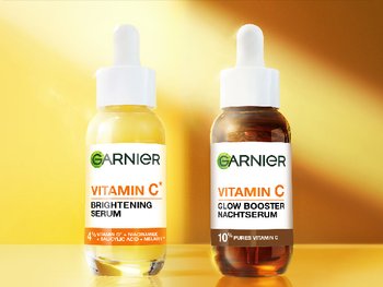 Produktabbildung vom Garnier Vitamin C Glow Booster Serum und Nachtserum mit Beschreibung: „Unsere beste Glowboost-Routine. Verbessere deinen Glowboostroutine durch die Kombination der Garnier Vitamin C Seren für Tag und Nacht“