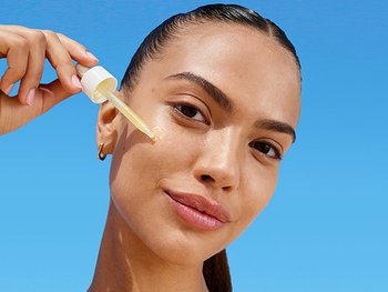 Garnier Vitamin C Glow Booster Serum wird mit Pipette auf die Haut aufgetragen.