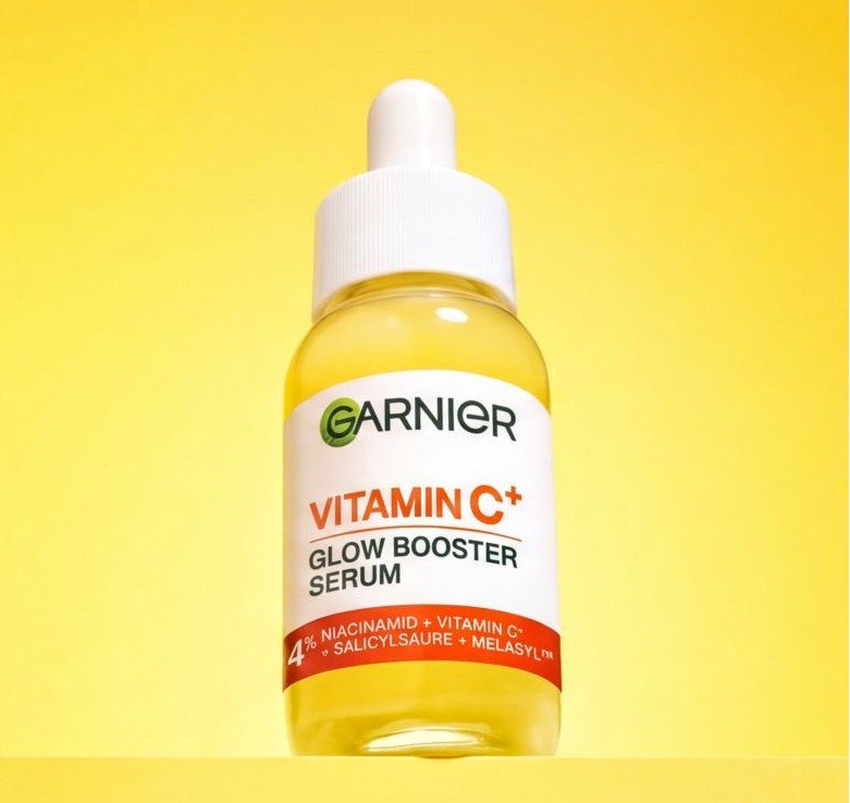 Stillleben auf einem kleinen Holztisch mit Zitronen, Vitamin C Serum Creme & Serum Maske