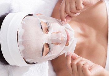 Eine Frau mit Gesichtmaske