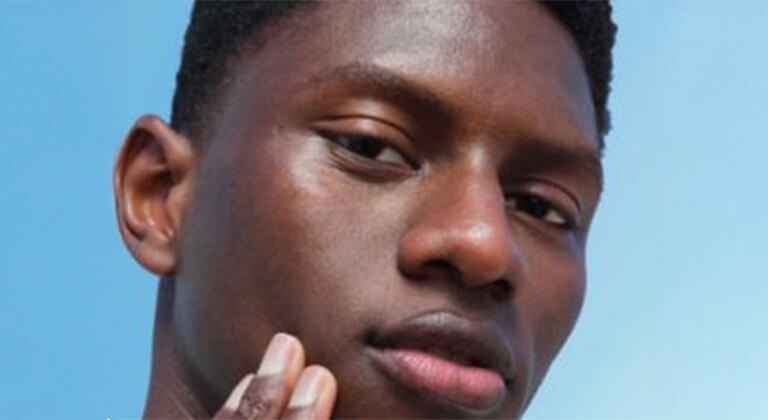 Mann, der seine Hand seitlich an das Kinn hält