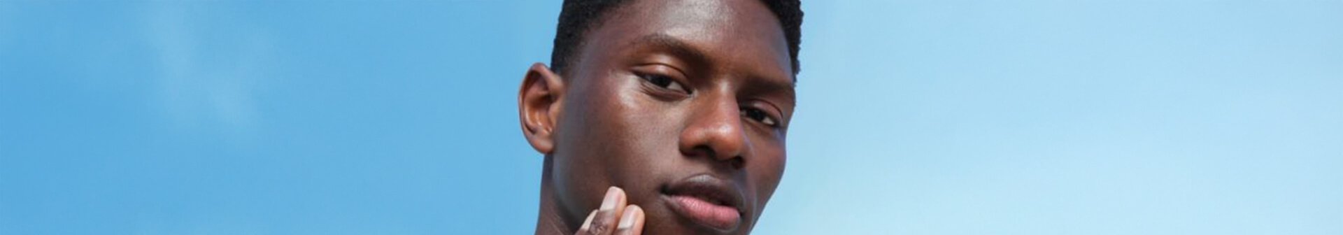 Mann, der seine Hand seitlich an das Kinn hält