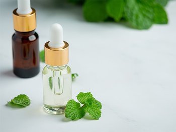 Zwei Ampullenfläschchen mit Aromastoffen