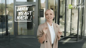 Janine vor einem Gebäude