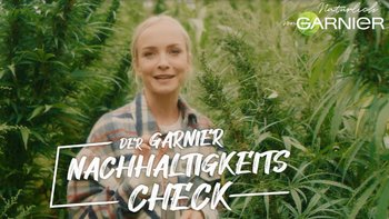 Janin steht vor einem Hanffeld