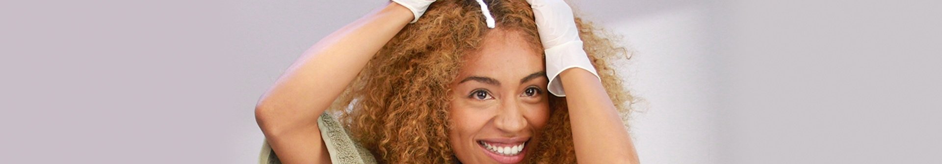 Frau färbt sich ihr Haar