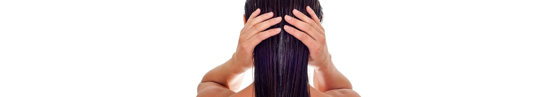Frau pflegt ihre Haare