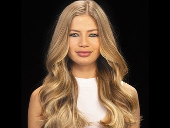 Blonde Frau nach Anwendung des Olia Highlight Sets