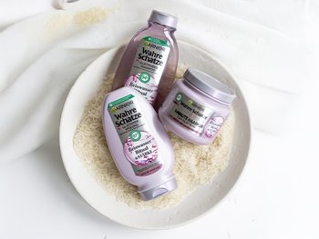 Die Produkte der Wahre Schätze Reiswasser Serie in einer Schale liegend