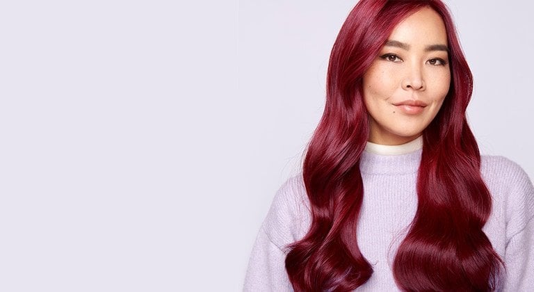 Ein junge Frau mit langen dunkelroten Haaren