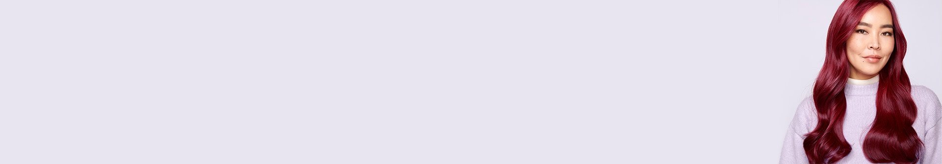 Ein junge Frau mit langen dunkelroten Haaren