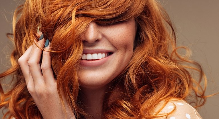 Frau mit gefärbten roten Haaren