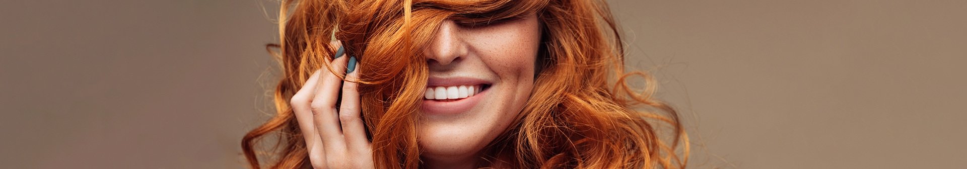 Frau mit gefärbten roten Haaren