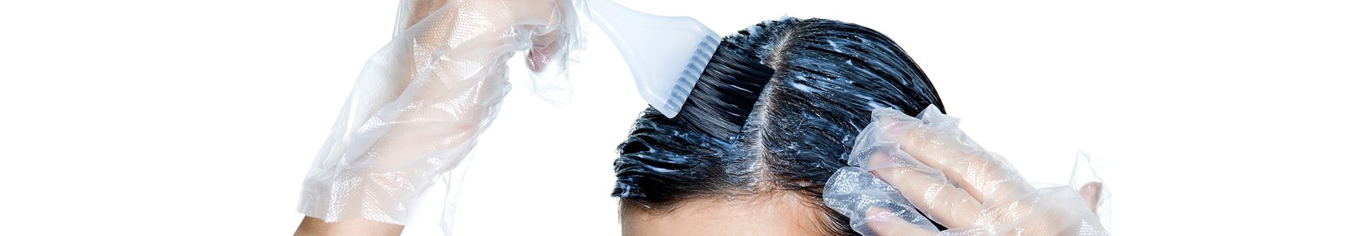 Frau färbt ihre Haare