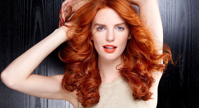 Frau mit leuchtend roten Haaren