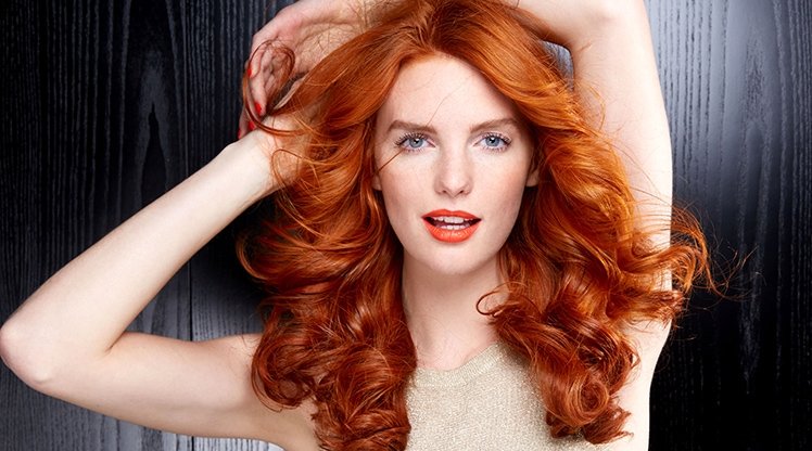 Frau mit leuchtend roten Haaren