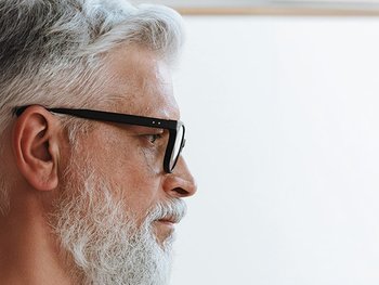 Älterer Mann mit grauen Haare von der Seite