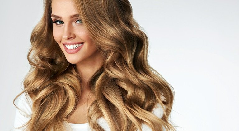 Blonde Frau mit langem, wallendem Haar