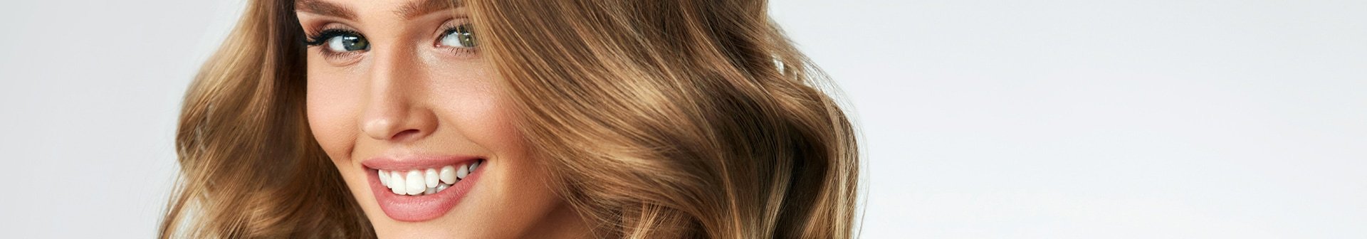 Blonde Frau mit langem, wallendem Haar