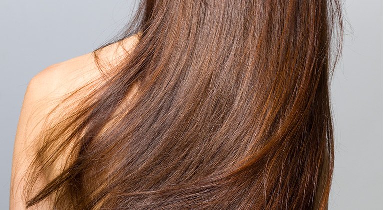 Lange, schoko-braune Haare