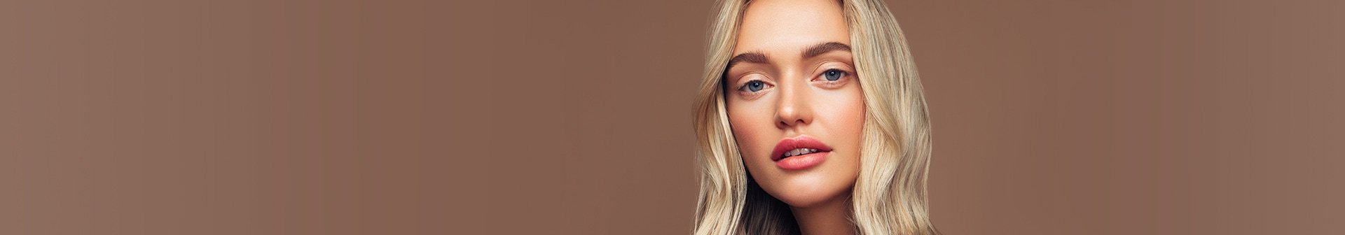 Junge Frau mit langen hellblonden, gewellten Haaren