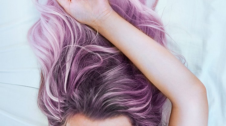 Person mit gefärbten violetten Haaren