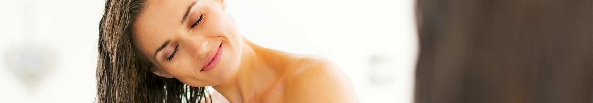 Frau färb sich ihre langen Haare