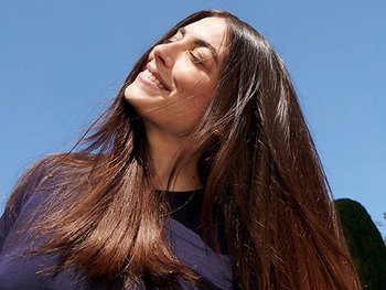 Lächelnde Frau mit langen braunen Haaren