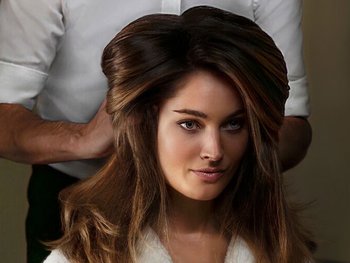 Brünette Frau beim Friseur