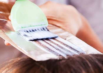 Shampoo wird auf Haar aufgetragen