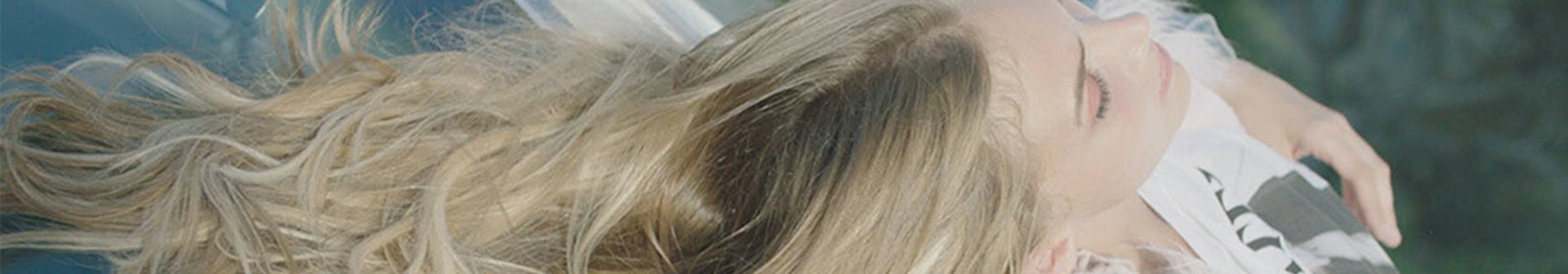 Frau mit üppigen langen blonden Haaren