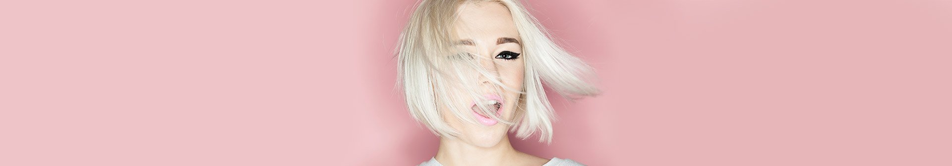 Frau mit kurzen, dünnen Haaren