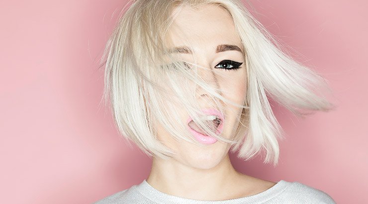 Frau mit kurzen, dünnen Haaren