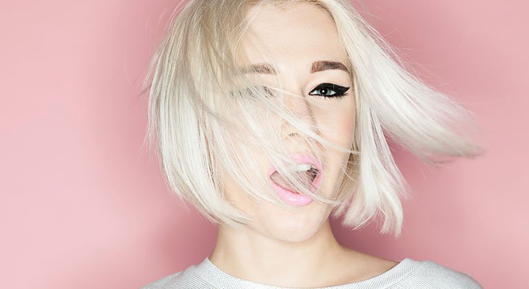 Frau mit kurzen, dünnen Haaren