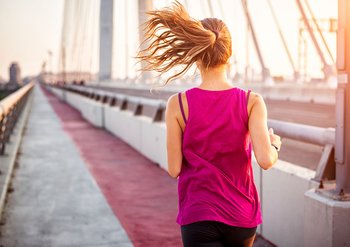 Frau mit langen Haaren joggt