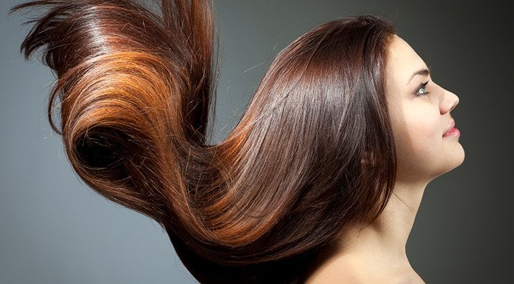 Frau mit wallenden, glänzenden Haar