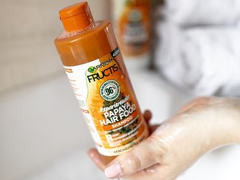 Garnier Fructis Papaya Hair Food Shampoo im Badezimmer