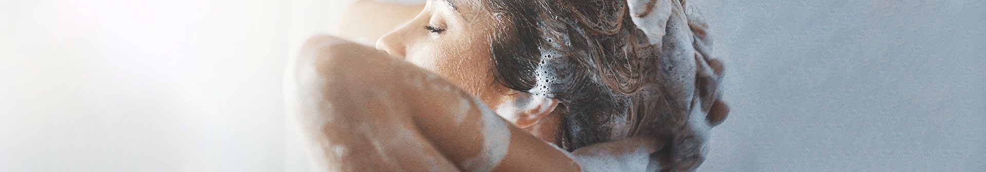 Frau wäscht ihre Haare