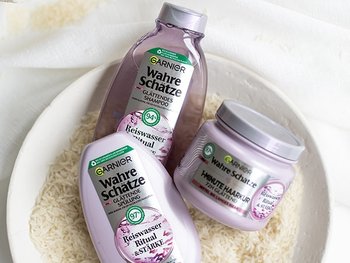 Shampoo, Spülung und Makse der Wahre Schätze Reiswasser Serie in einer Schale mit Reis