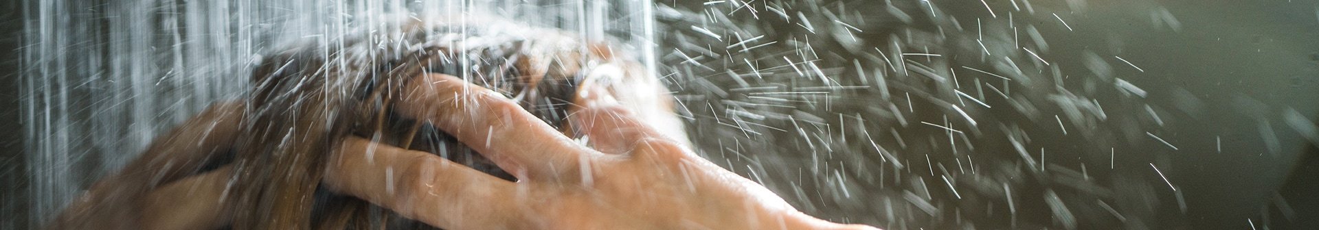 Person wäscht ihre Haare