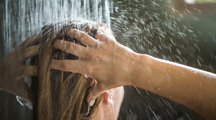 Eine Person wäscht sich die Haare