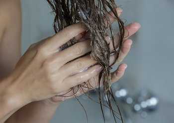 Close-up: Haare mit Pflegelotion