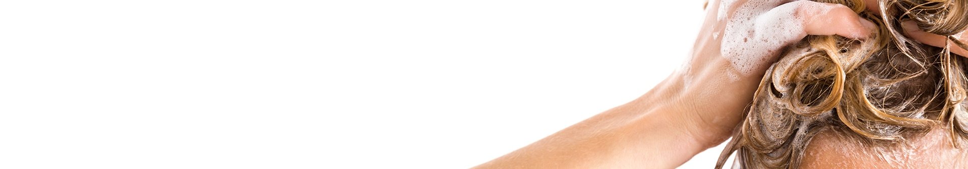 Frau wäscht ihre Haare