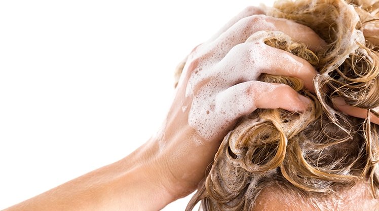 Frau wäscht ihre Haare