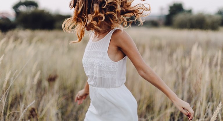 Junge Frau in einem Kornfeld