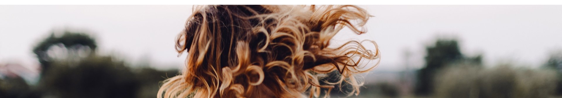 Junge Frau in einem Kornfeld