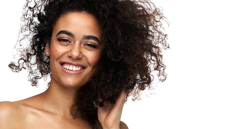 Dunkelhaarige Frau mit Naturkrause