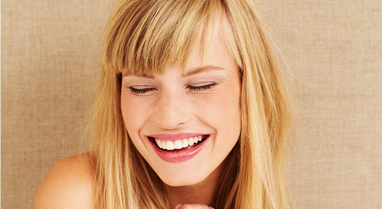 Lachende, blonde Frau